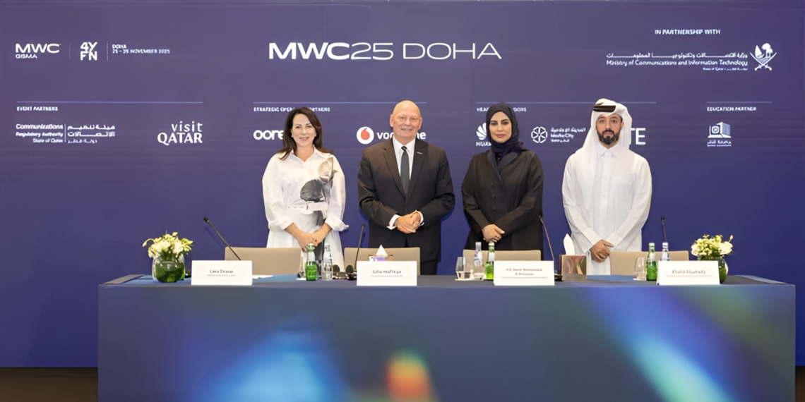 Her Excellency Reem Mohammed Al Mansoori (MCIT Qatar), Khalid Aljumaily (MCIT Qatar), John Hoffman (GSMA Ltd.), and Lara Dewar (GSMA) announce MWC25 Doha updates at DECC.